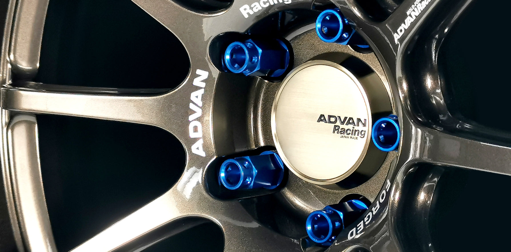 Blaue Lug Nuts in einer Felge