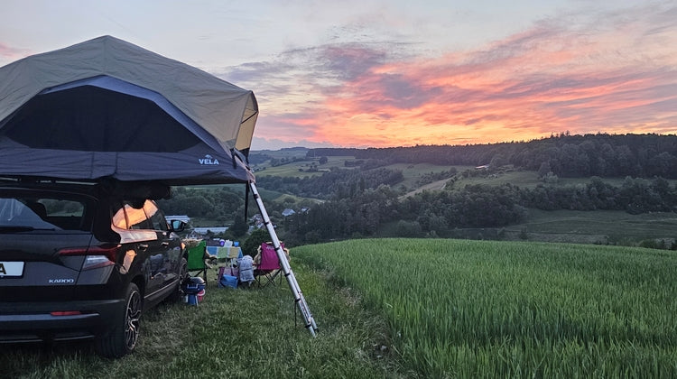 Vela Dachzelt auf Skoda Karoq Auto vor Sonnenuntergang
