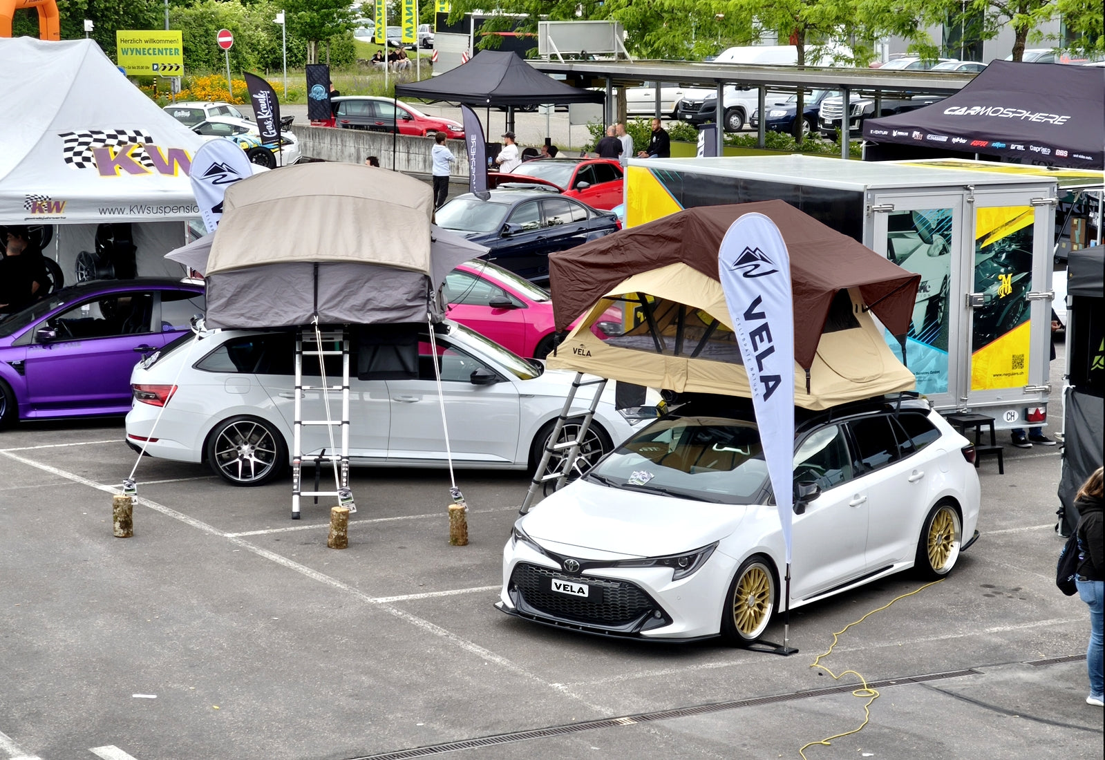 Vela Dachzelt Indie SRT140 auf Toyota Corolla Auto montiert.