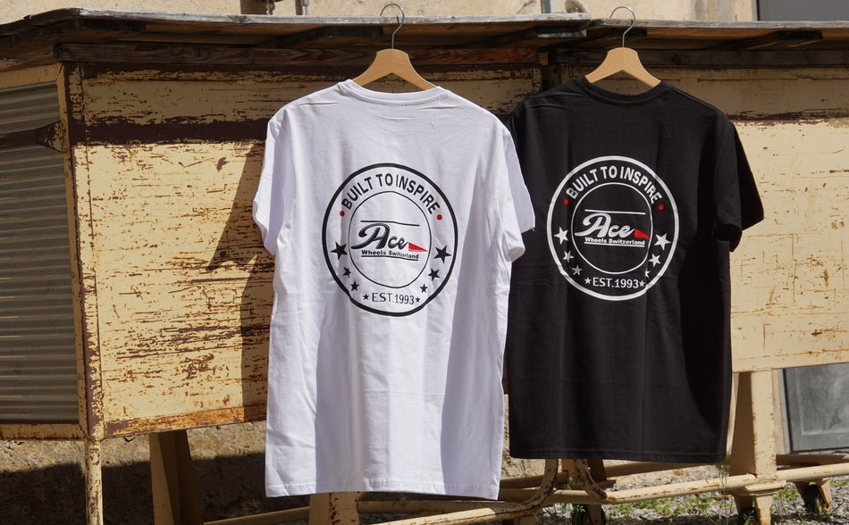 ACE T-Shirts aufgehängt