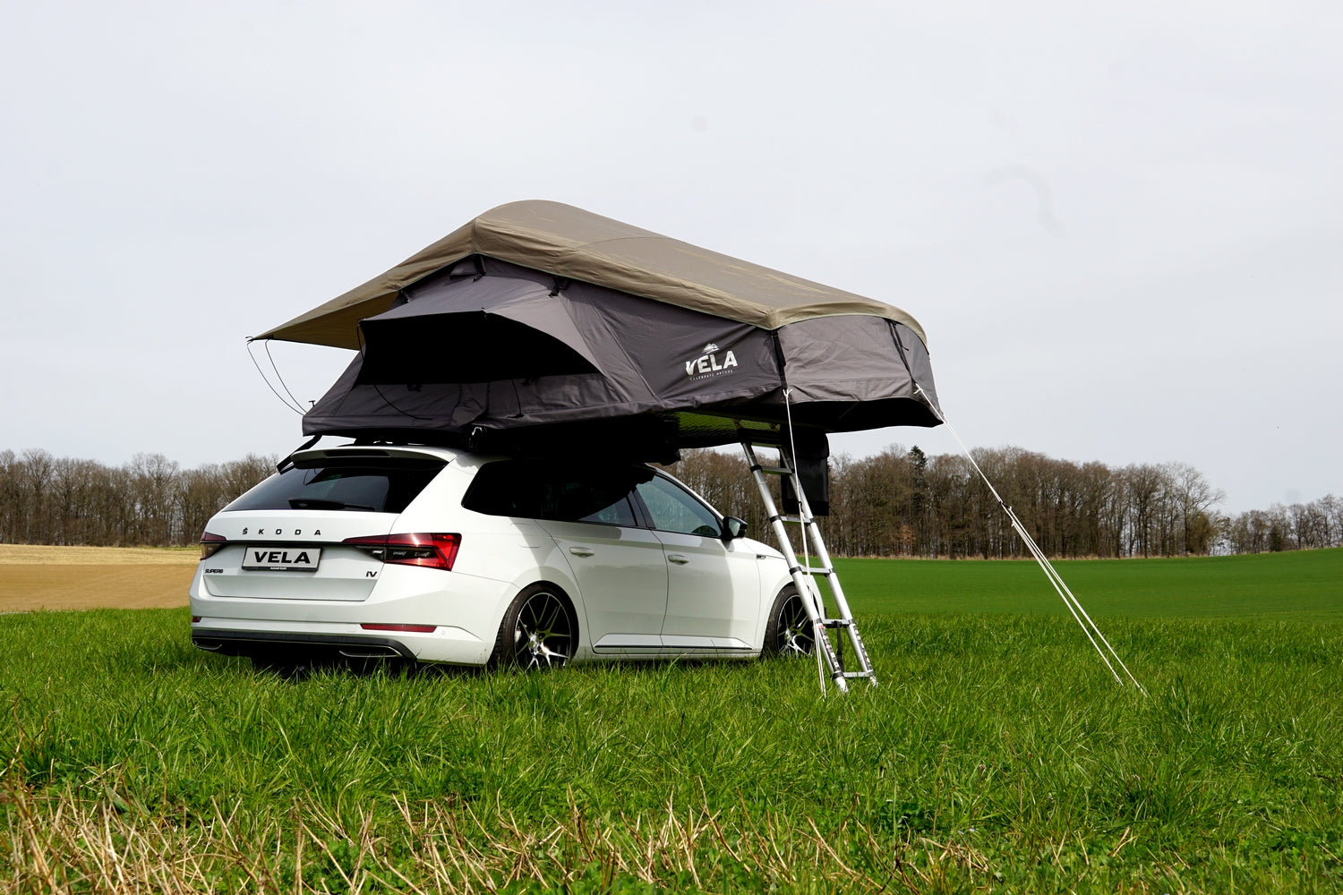 Vela Dachzelt Pro Max SRT190 auf Skoda Superb Auto montiert.