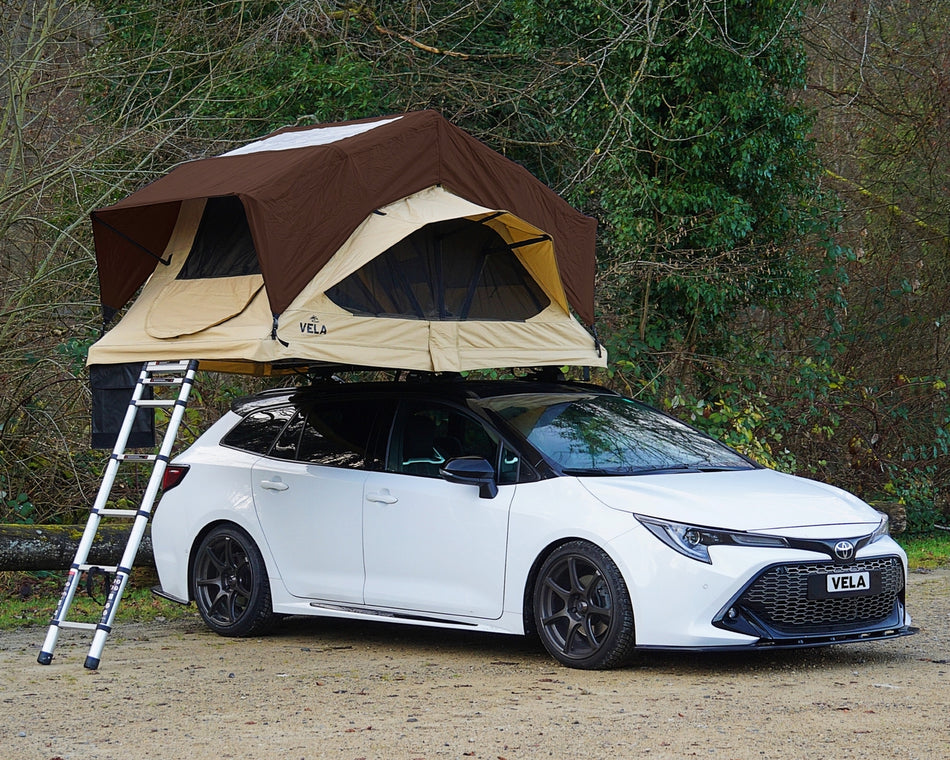 Vela Dachzelt Indie SRT140  mit Dachfenster auf Toyota Corolla Auto montiert.
