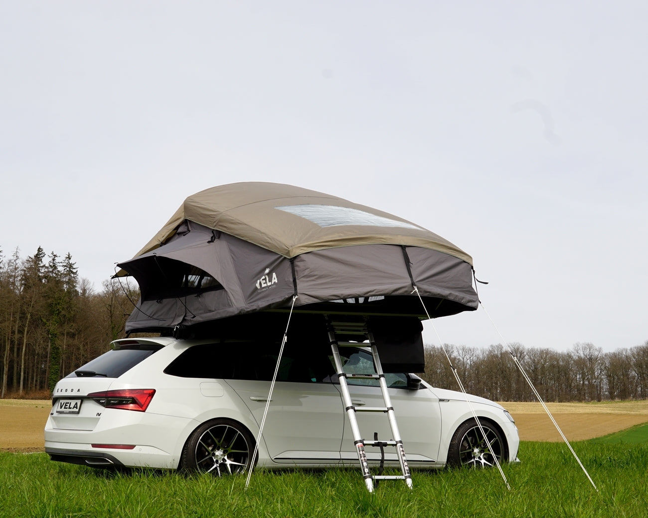 Vela Dachzelt Pro Max SRT190 auf Skoda Superb Auto montiert.