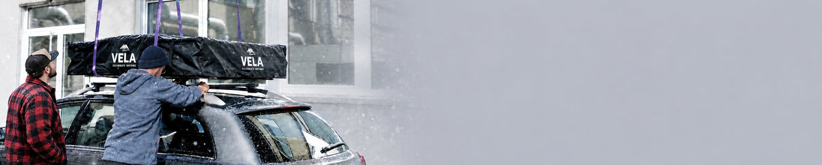 Ein Kunde lässt sein Dachzelt bei Lester.ch AG über den Winter einlagern. Der Mitarbeiter demontiert das Dachzelt vom Auto.