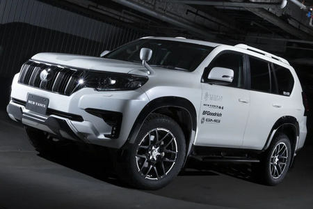 Kompletträder und Felgen WEDS Adventure Mud Vance 04 an einem Toyota Land Cruiser Auto.