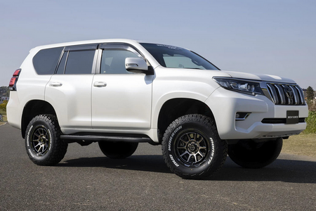 Kompletträder und Felgen WEDS Adventure Mud Vance 06 an einem Toyota Land Cruiser Auto.