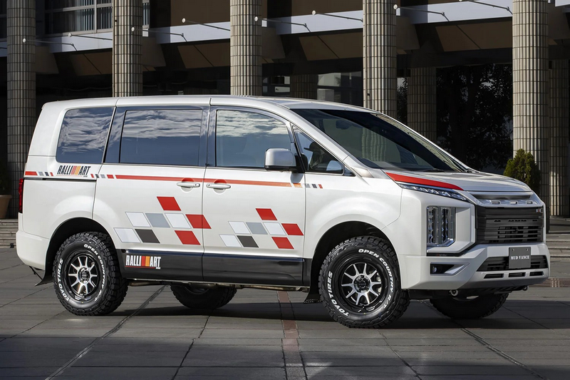 Kompletträder und Felgen WEDS Adventure Mud Vance 06 an einem Mitsubishi Delica Auto.