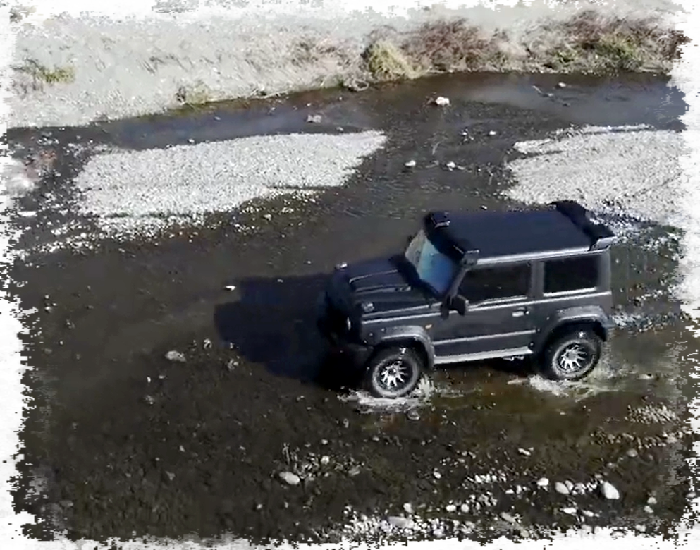 Kompletträder und Felgen WEDS Adventure Mud Vance 06 an einem Suzuki Jimny Auto.