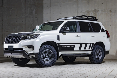 Kompletträder und Felgen WEDS Adventure Mud Vance 07 an einem Toyota Land Cruiser Auto.