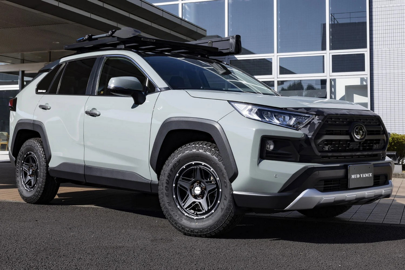 Kompletträder und Felgen WEDS Adventure Mud Vance 07 an einem Toyota RAV4 Auto.