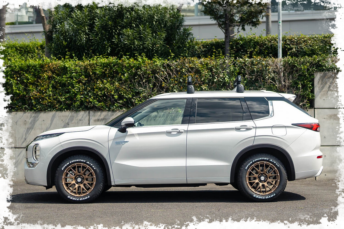 Kompletträder und Felgen WEDS Adventure Mud Vance 08 an einem Mitsubishi Outlander Auto.