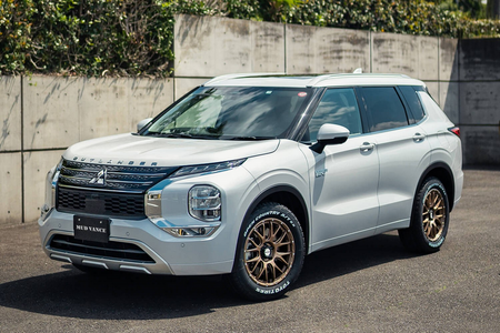 Kompletträder und Felgen WEDS Adventure Mud Vance 08 an einem Mitsubishi Outlander Auto.