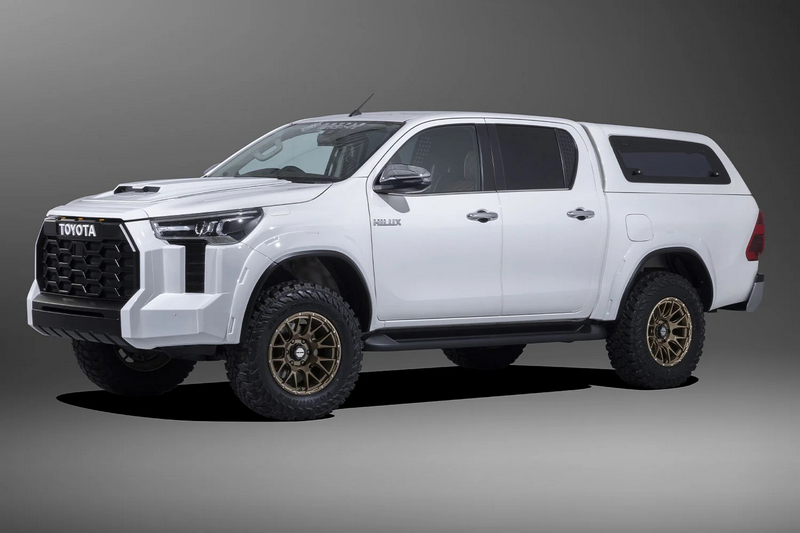 Kompletträder und Felgen WEDS Adventure Mud Vance 08 an einem Toyota Hilux Auto.