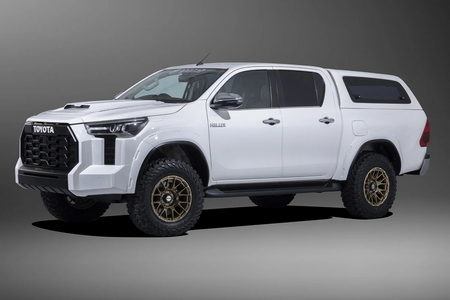 Kompletträder und Felgen WEDS Adventure Mud Vance 08 an einem Toyota Hilux Auto.