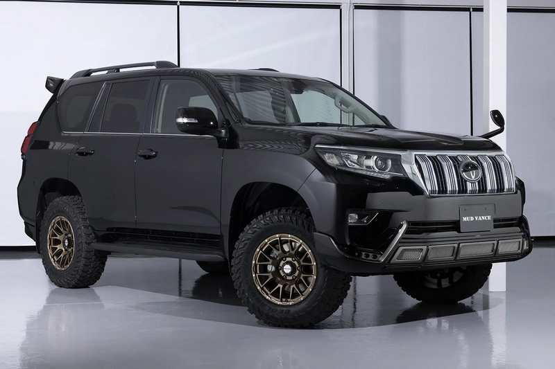 Kompletträder und Felgen WEDS Adventure Mud Vance 08 an einem Toyota Land Cruiser Auto.