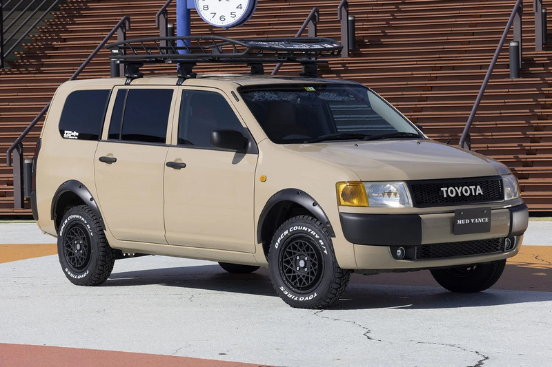Kompletträder und Felgen WEDS Adventure Mud Vance 09 an einem Toyota Auto.