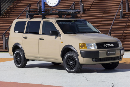 Kompletträder und Felgen WEDS Adventure Mud Vance 09 an einem Toyota Auto.