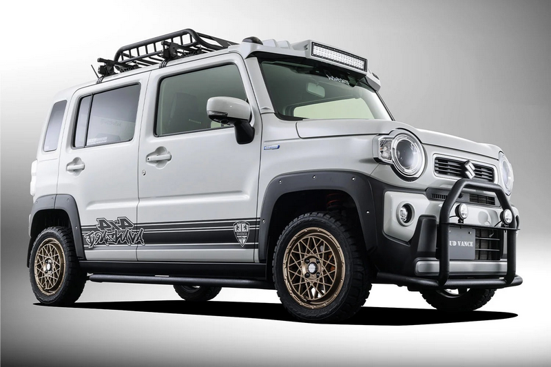 Kompletträder und Felgen WEDS Adventure Mud Vance 09 an einem Suzuki Auto.