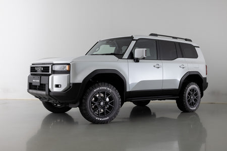 Kompletträder und Felgen WEDS Adventure Mud Vance SD an einem Toyota Land Cruiser Auto.