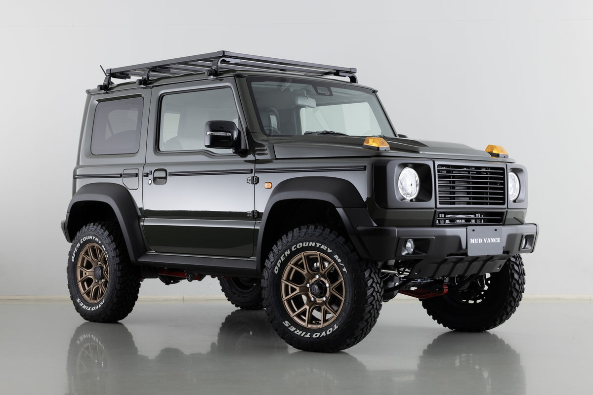 Kompletträder und Felgen WEDS Adventure Mud Vance SD an einem Suzuki Jimny Auto.