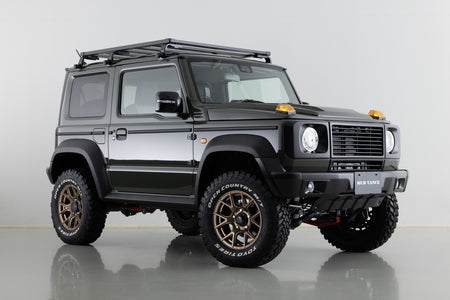 Kompletträder und Felgen WEDS Adventure Mud Vance SD an einem Suzuki Jimny Auto.