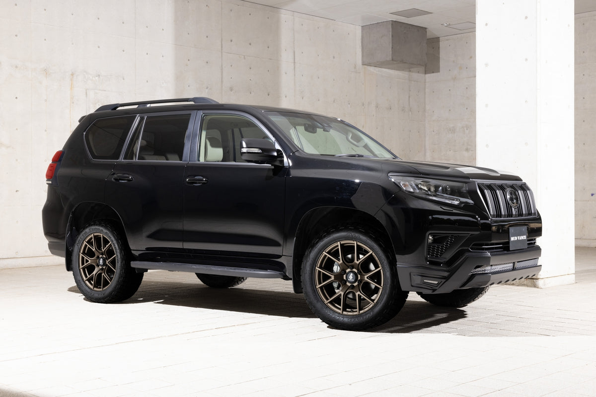 Kompletträder und Felgen WEDS Adventure Mud Vance SD an einem Toyota Land Cruiser Auto.