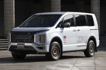 Kompletträder und Felgen WEDS Adventure Mud Vance X Typ F an einem Mitsubishi Delica Auto.