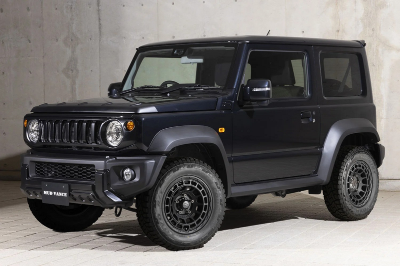 Kompletträder und Felgen WEDS Adventure Mud Vance X Typ F an einem Suzuki Jimny Auto.