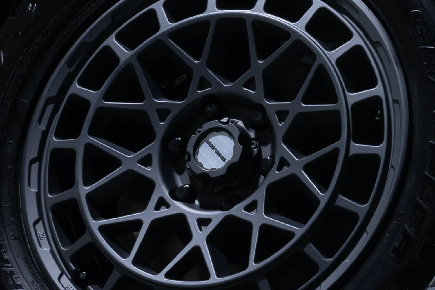 Detailfoto von Komplettrad Felgen WEDS Adventure Mud Vance X Typ M mit Pneu.