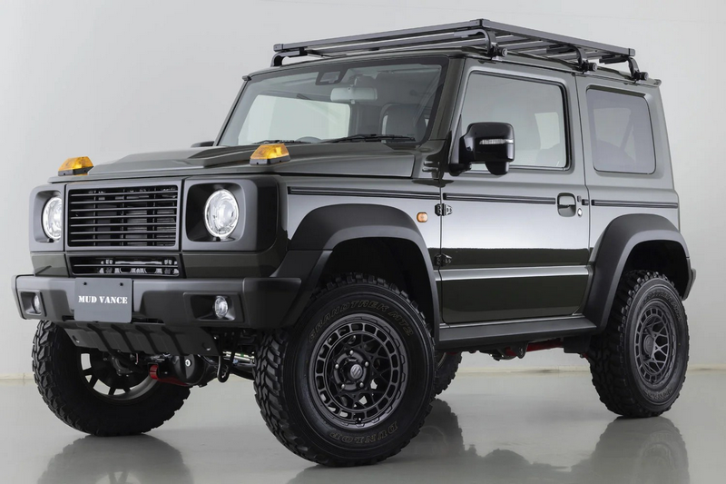 Kompletträder und Felgen WEDS Adventure Mud Vance X Typ M an einem Suzuki Jimny Auto.