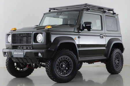 Kompletträder und Felgen WEDS Adventure Mud Vance X Typ M an einem Suzuki Jimny Auto.