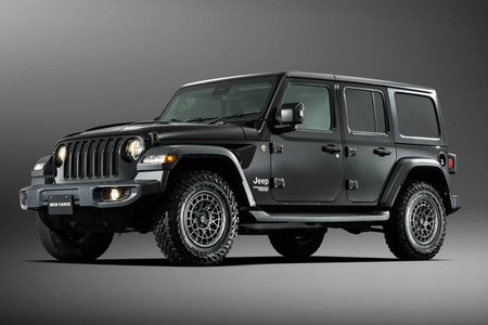 Kompletträder und Felgen WEDS Adventure Mud Vance X Typ M an einem Jeep Gladiator Auto.