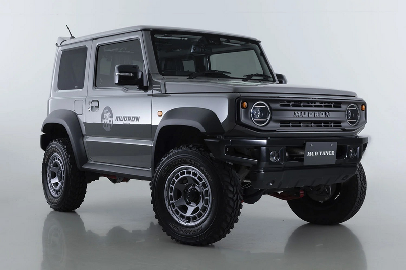 Kompletträder und Felgen WEDS Adventure Mud Vance X Typ S an einem Suzuki Jimny Auto.