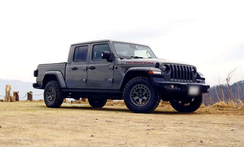 Kompletträder und Felgen WEDS Adventure Mud Vance X Typ S an einem Jeep Gladiator Auto.