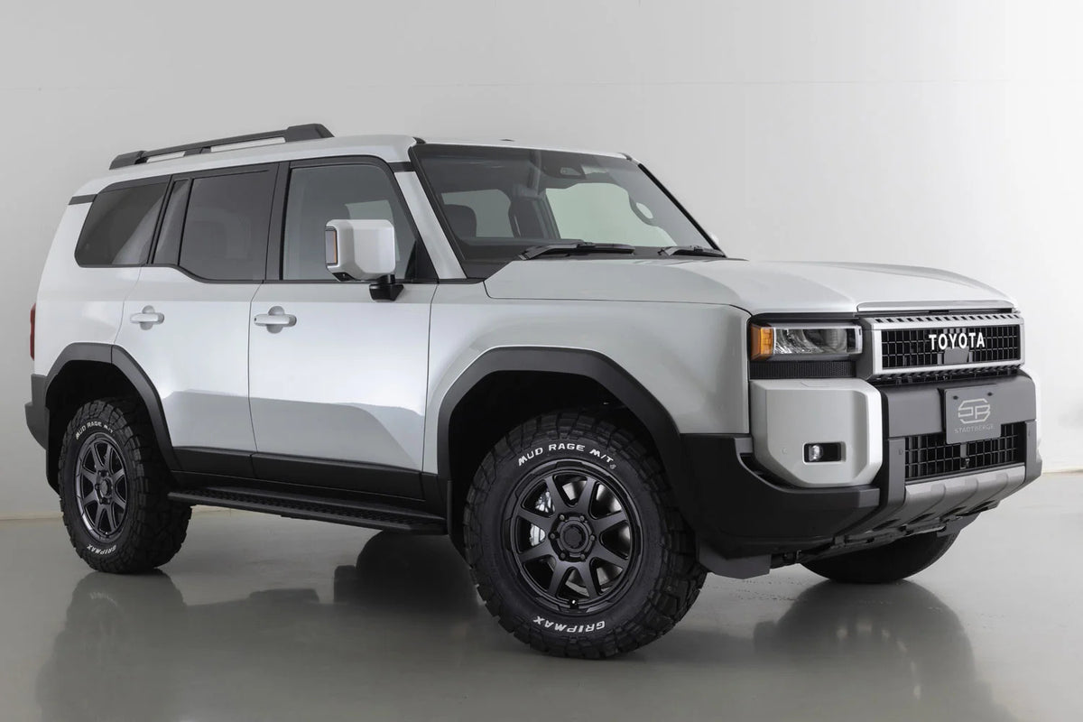 Kompletträder und Felgen WEDS Adventure Stadtberge an einem Toyota Land Cruiser Auto.