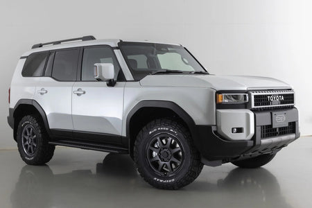 Kompletträder und Felgen WEDS Adventure Stadtberge an einem Toyota Land Cruiser Auto.